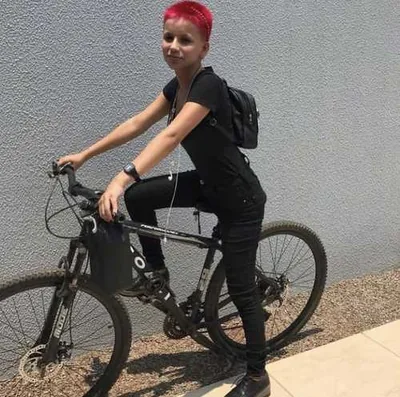 Jheyni no início, de bicicleta